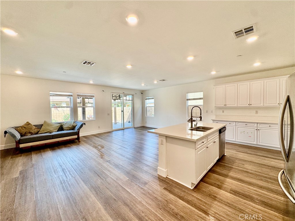 Residential Lease for rent at 4694 S ROGERS WAY, Ontario CA featuring 5 beds and 3 baths