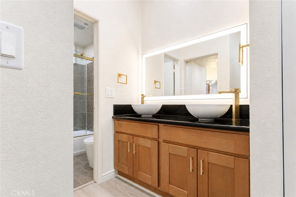 Active for sale at Toluca Lake, CA, Toluca Lake, CA CA and 2 baths