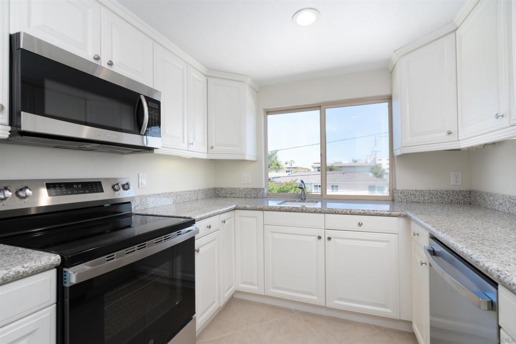 Residential Lease for rent at 7635 Eads Ave 304, La Jolla, San Diego County CA featuring 3 beds and 2 baths