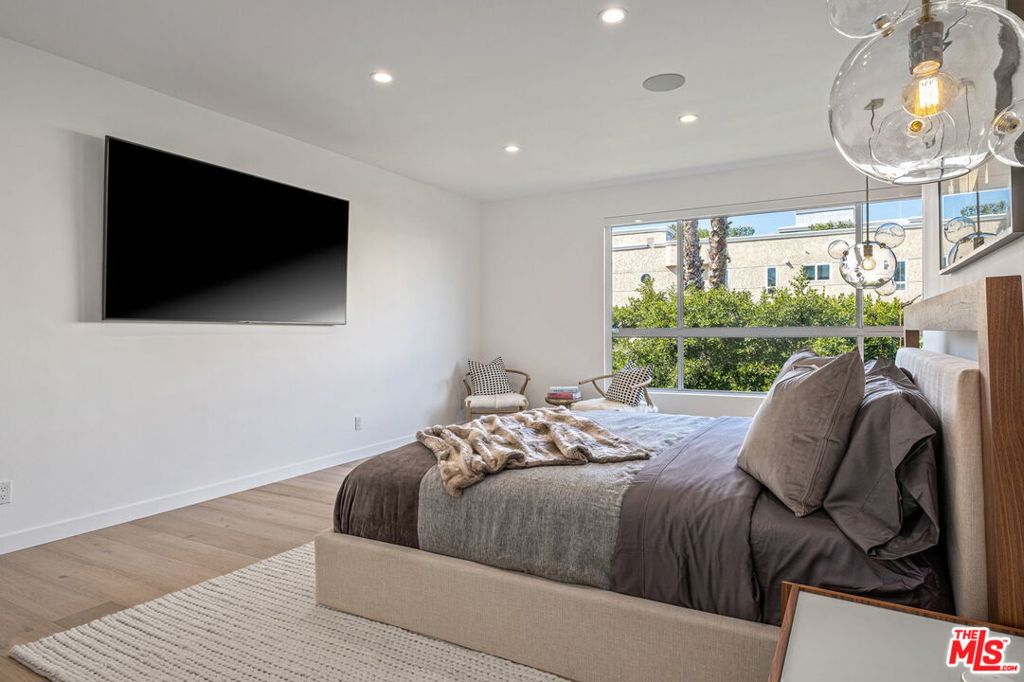 Residential Lease for rent at 440 N Oakhurst Drive 301, Beverly Hills CA featuring 2 beds and 3 baths