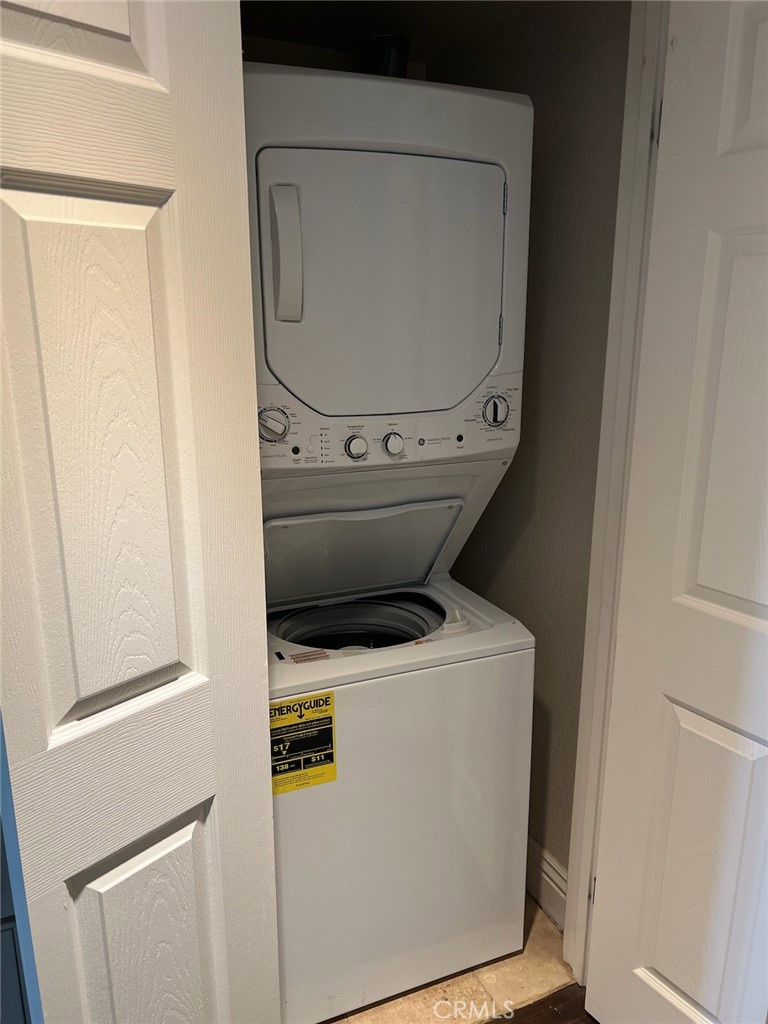 Residential Lease for rent at 2320 Del Mar Way 305, Corona, Riverside County CA featuring 1 bed and 1 bath
