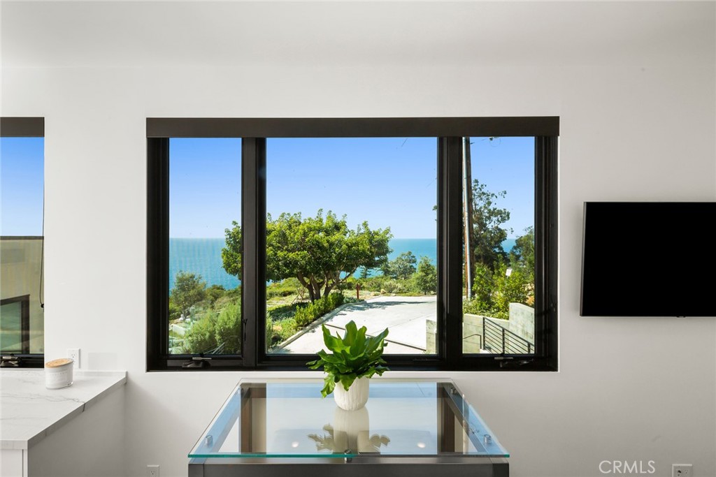 Residential Lease for rent at 565 B Fern Street B, Laguna Beach CA featuring 2 beds and 1 bath