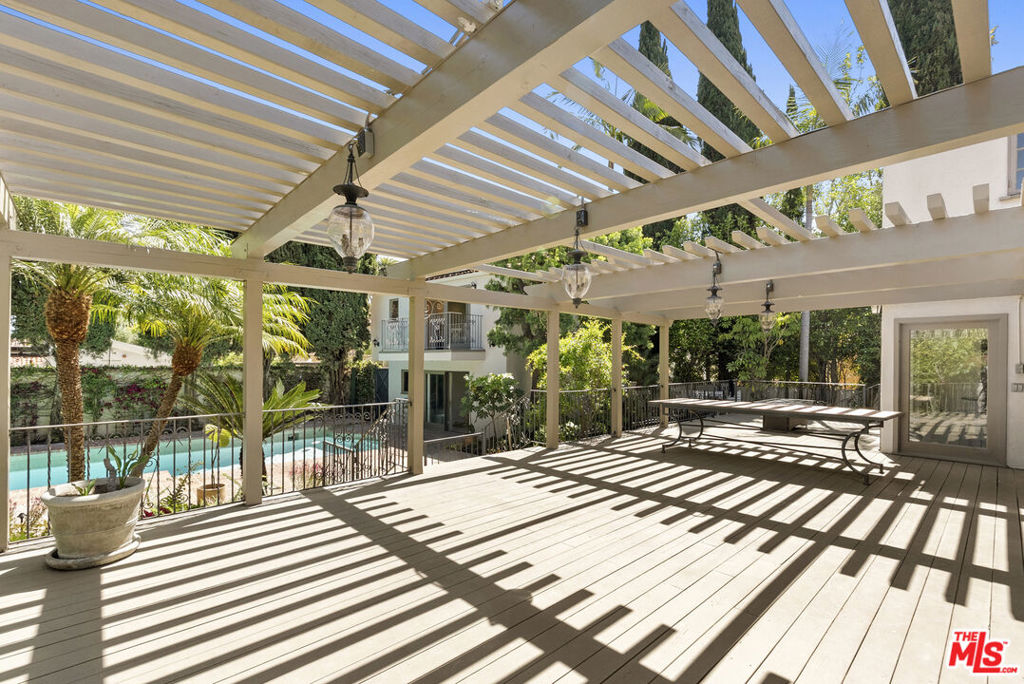 Residential Lease for rent at 512 N Palm Drive, Beverly Hills CA featuring 6 beds and 9 baths