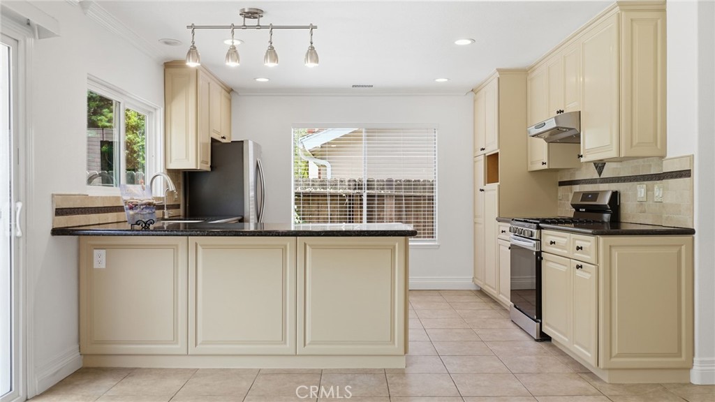 Residential Lease for rent at 23732 Aventura Lane, Mission Viejo CA featuring 4 beds and 2 baths