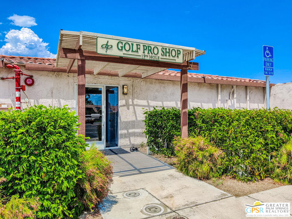 Residential Lease for rent at 38 Paseo Laredo N, Cathedral City CA featuring 2 beds and 2 baths