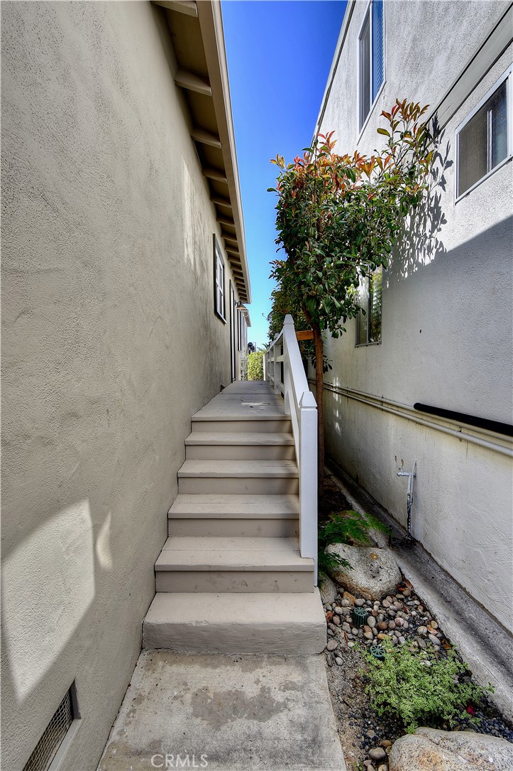 Residential Lease for rent at 445 BENT Street, Laguna Beach CA featuring 2 beds and 1 bath