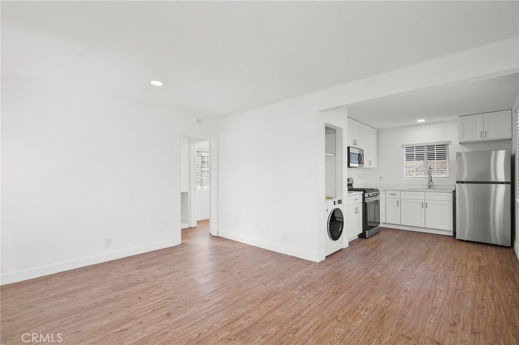 Residential Lease for rent at 530 Almond Ave, Long Beach CA featuring 2 beds and 2 baths