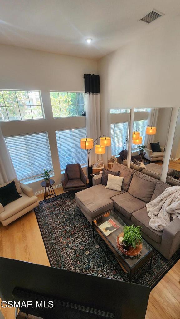 Residential Lease for rent at 644 Warwick Avenue, Thousand Oaks CA featuring 2 beds and 3 baths