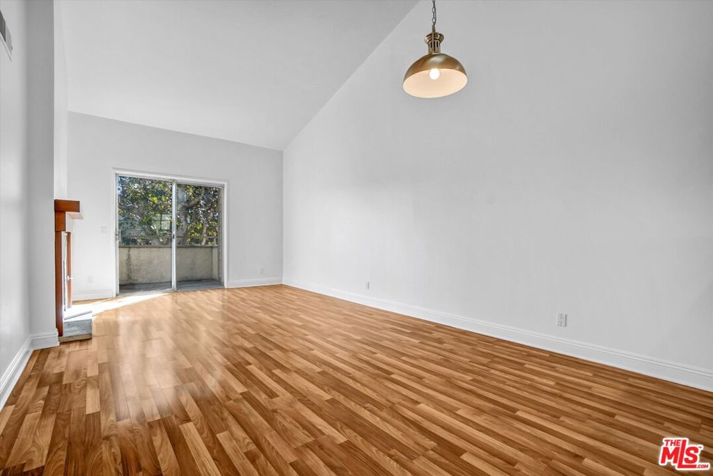 Residential Lease for rent at 645 Chestnut Avenue 316, Long Beach CA featuring 2 beds and 2 baths