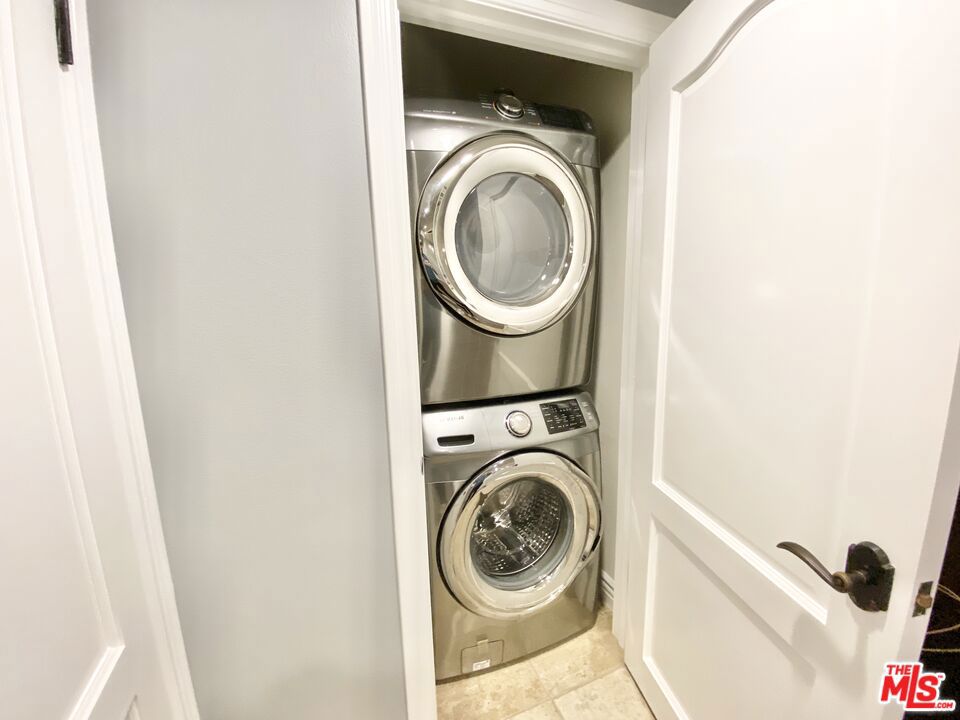 Residential Lease for rent at 1135 Rexford Dr 102, Los Angeles, Los Angeles County, CA featuring 3 beds and 3 baths