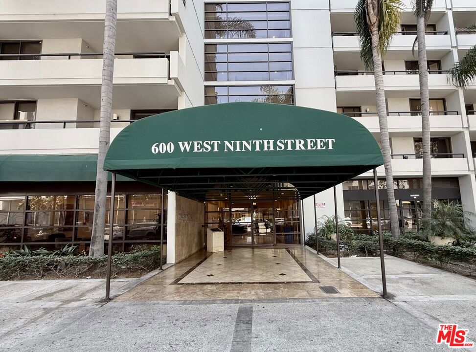 Condominium for sale at 600 W 9th Street 814, Los Angeles, CA featuring 2 beds and 2 baths