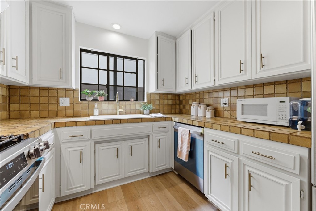 Residential for sale at 1834 11th Street 2, Santa Monica CA featuring 2 beds and 3 baths
