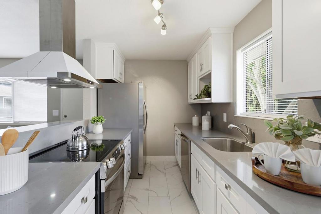 Residential Lease for rent at 5467 Spinnaker Walkway 4, San Jose, Santa Clara County CA featuring 2 beds and 1 bath