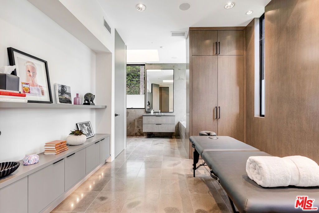 Residential Lease for rent at 9405 Sierra Mar Place, Los Angeles CA featuring 5 beds and 7 baths