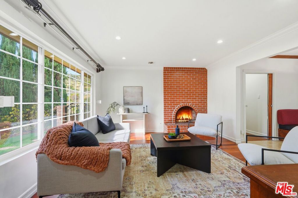 Residential Lease for rent at 5356 Waldo Place, Los Angeles, Los Angeles County CA featuring 5 beds and 4 baths