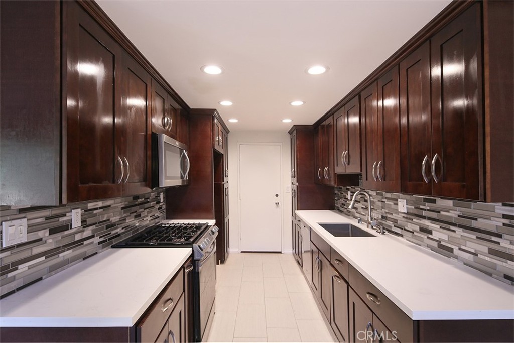 Residential Lease for rent at 382 E E California 101, Pasadena, Los Angeles County CA featuring 2 beds and 2 baths