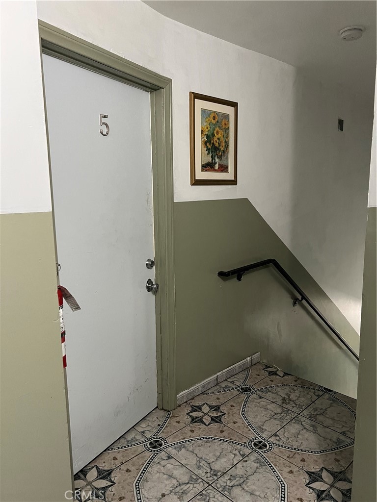 Residential Lease for rent at 6131 Afton Place 5, Los Angeles, Los Angeles County CA featuring 2 beds and 1 bath