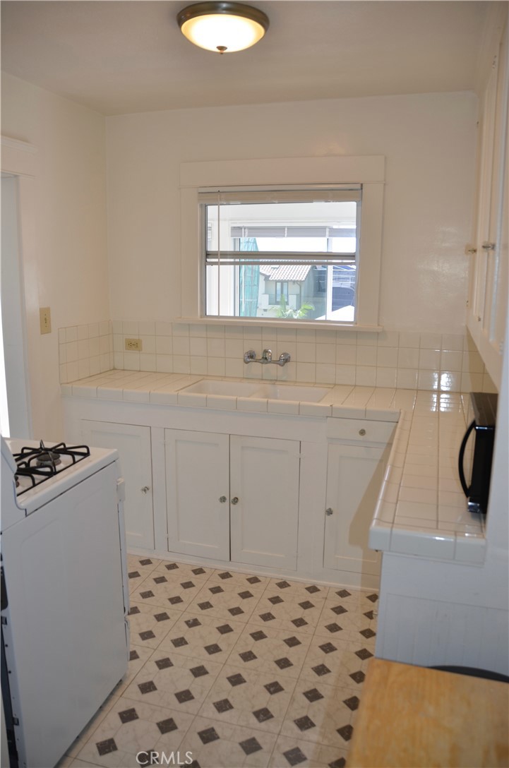 Residential Lease for rent at 830 Monterey, Hermosa Beach CA featuring 1 bed and 1 bath