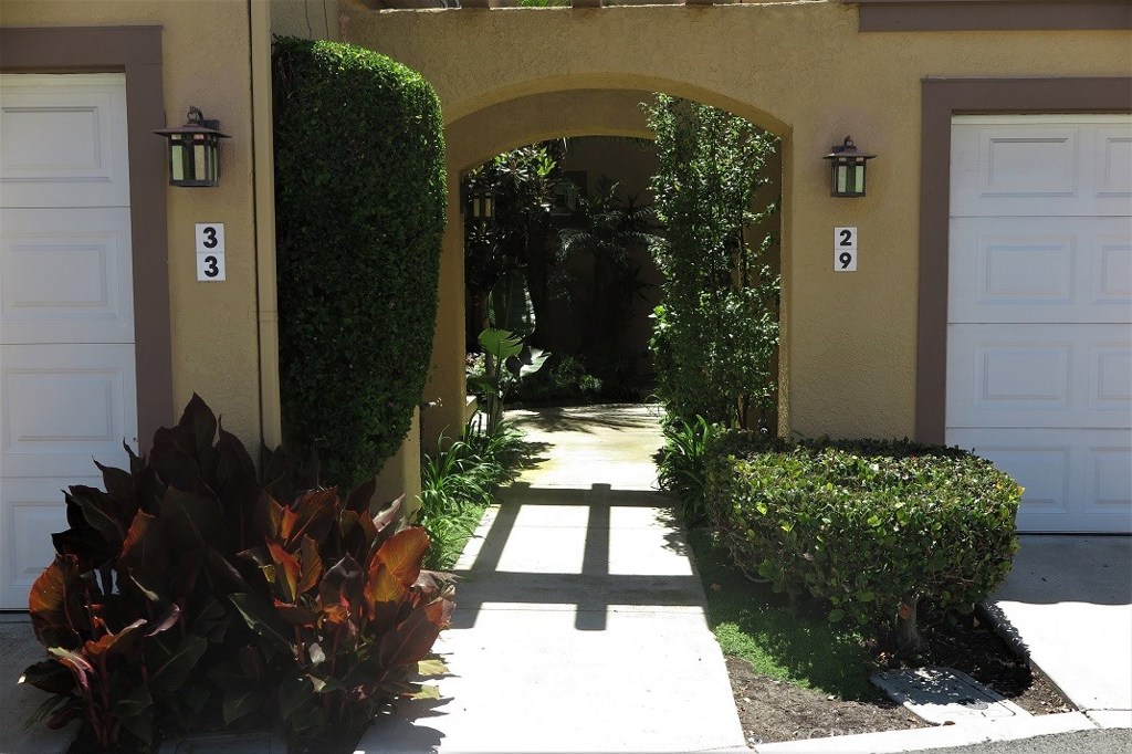 Residential Lease for rent at 33 Via Abruzzi, Aliso Viejo CA featuring 2 beds and 2 baths