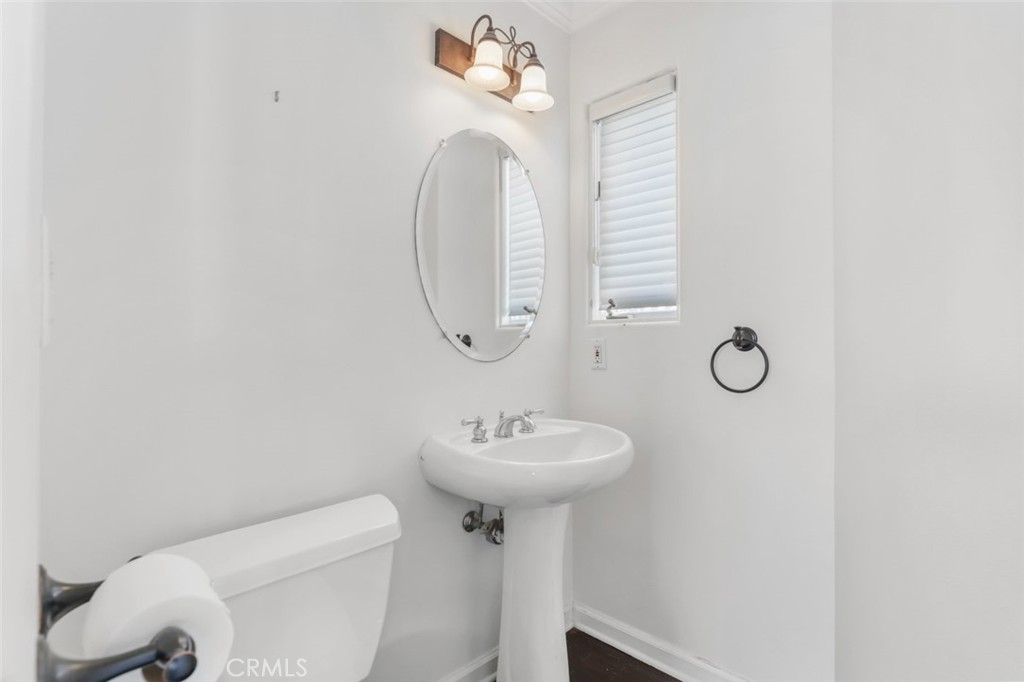 Residential Lease for rent at 209 Crest, Manhattan Beach CA featuring 3 beds and 4 baths