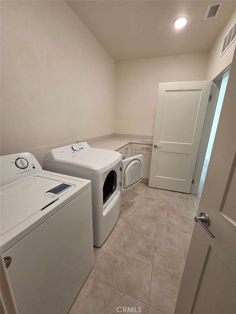 Residential Lease for rent at 4780 S Ivy Avenue, Ontario CA featuring 5 beds and 5 baths