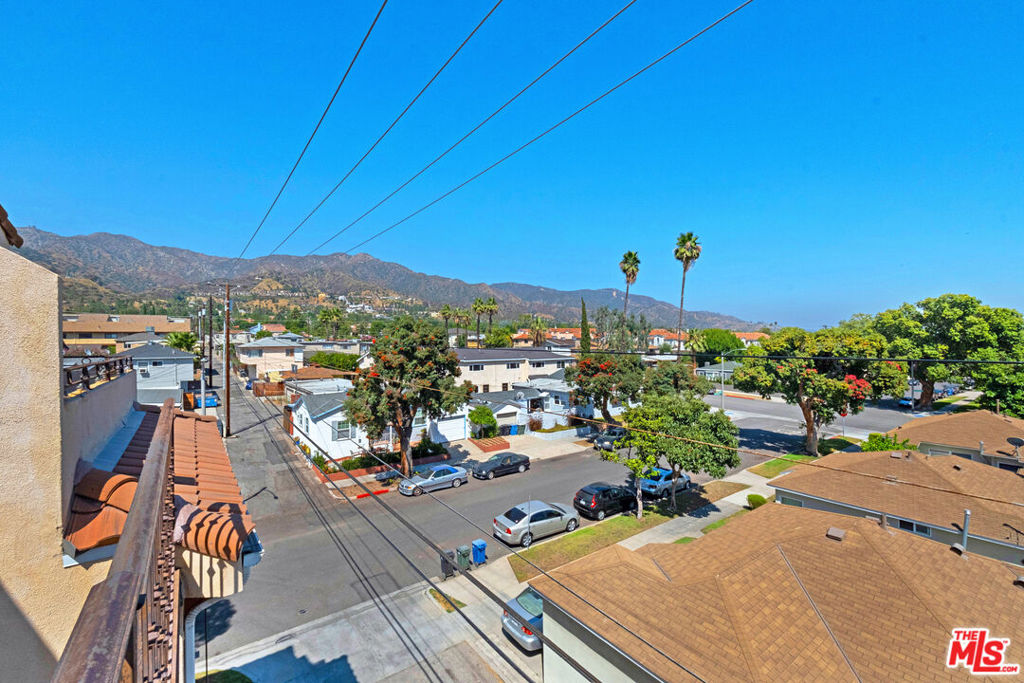 Residential Lease for rent at 650 E Palm Avenue 302, Burbank, Los Angeles County, CA featuring 3 beds and 2 baths