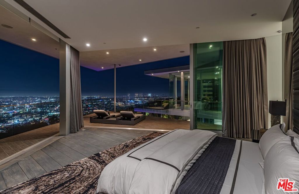 Residential Lease for rent at 1474 Blue Jay Way, Los Angeles CA featuring 6 beds and 7 baths