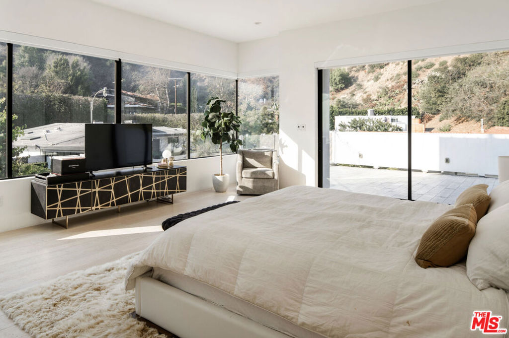 Residential Lease for rent at 2048 N Beverly Drive, Beverly Hills CA featuring 4 beds and 5 baths