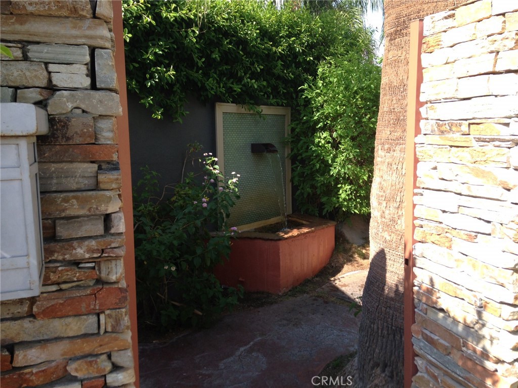 Residential Lease for rent at 920 E Chuckwalla Road, Palm Springs CA featuring 2 beds and 1 bath