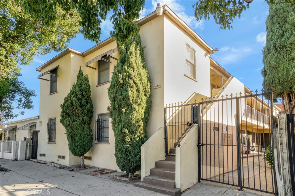 Apartment for sale at 1922 Locust, Long Beach, CA