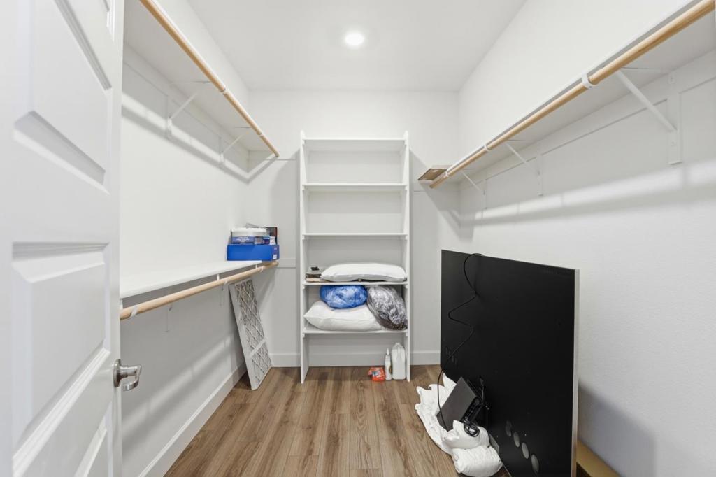 Residential Lease for rent at , Folsom CA featuring 4 beds and 5 baths