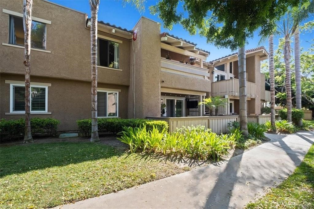 Residential Lease for rent at 21372 Brookhurst 517, Huntington Beach CA featuring 3 beds and 2 baths