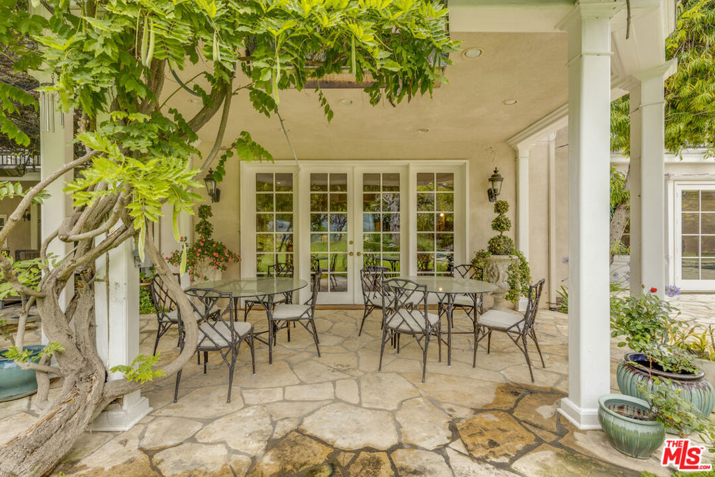 Residential Lease for rent at 821 N Whittier Drive, Beverly Hills CA featuring 6 beds and 7 baths