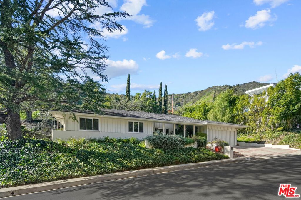 Residential Lease for rent at 1919 San Ysidro Drive, Beverly Hills CA featuring 3 beds and 2 baths