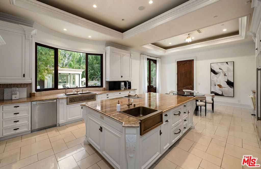 Residential Lease for rent at 1021 N Crescent Drive, Beverly Hills CA featuring 6 beds and 7 baths