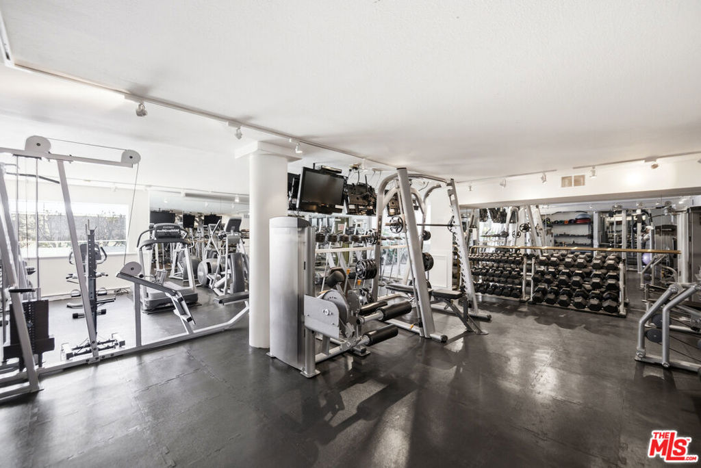 Residential Lease for rent at 1131 Alta Loma Road 410, West Hollywood CA featuring 1 bed and 2 baths