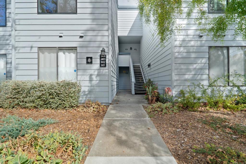 Residential Lease for rent at 905 W Middlefield Road 982, Mountain View, Santa Clara County CA featuring 2 beds and 2 baths