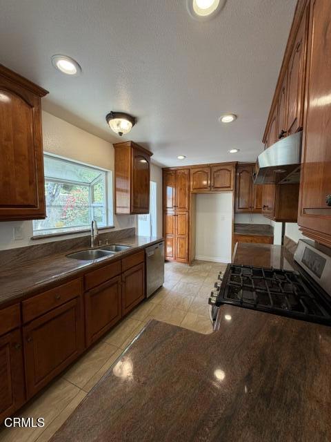 Residential Lease for rent at 3115 Foothill Road, Ventura CA featuring 3 beds and 2 baths