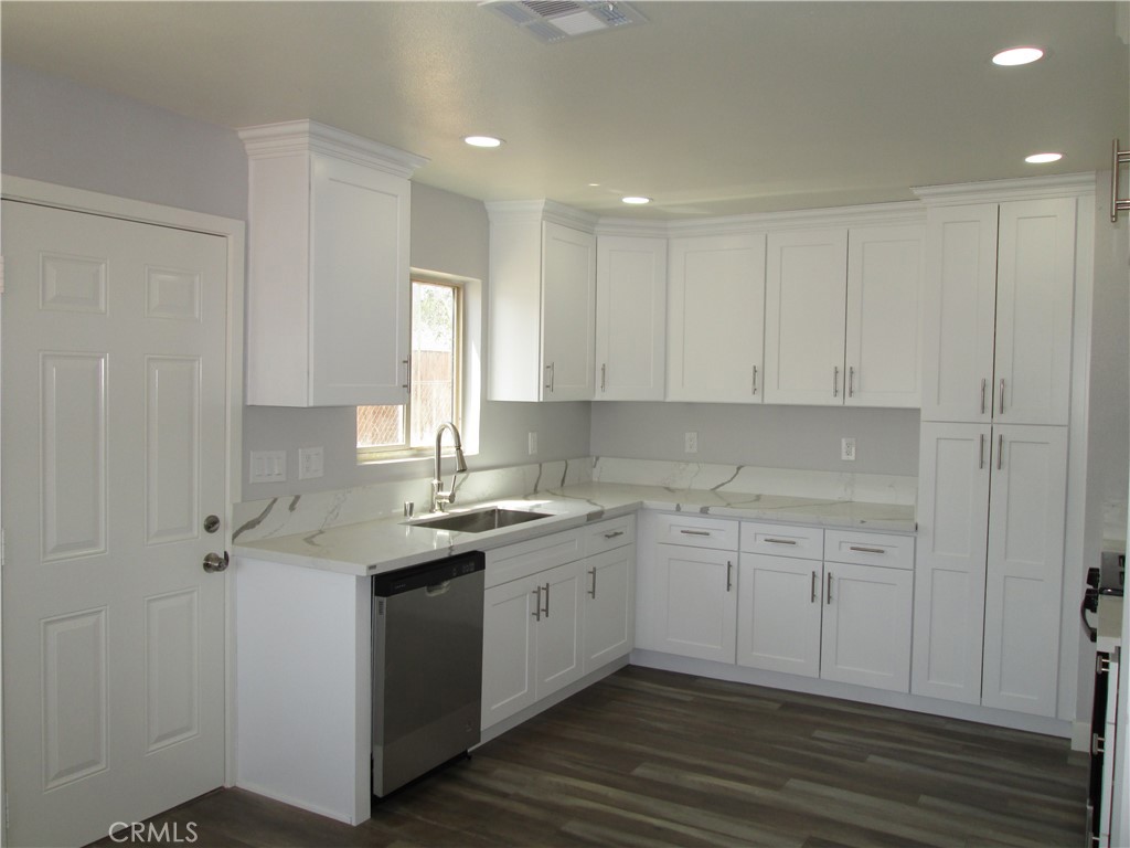 Residential Lease for rent at 13464 Mohawk Road, Apple Valley CA featuring 2 beds and 1 bath