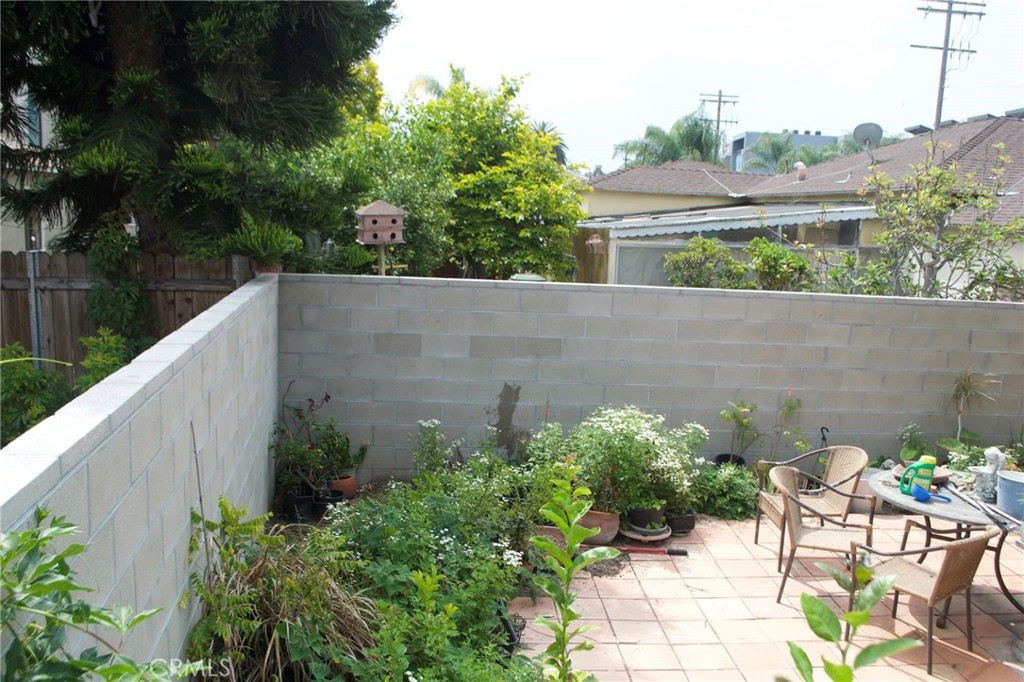 Single Family Residence for sale at 4130 Redwood Avenue, Los Angeles, CA featuring 3 beds and 1 bath
