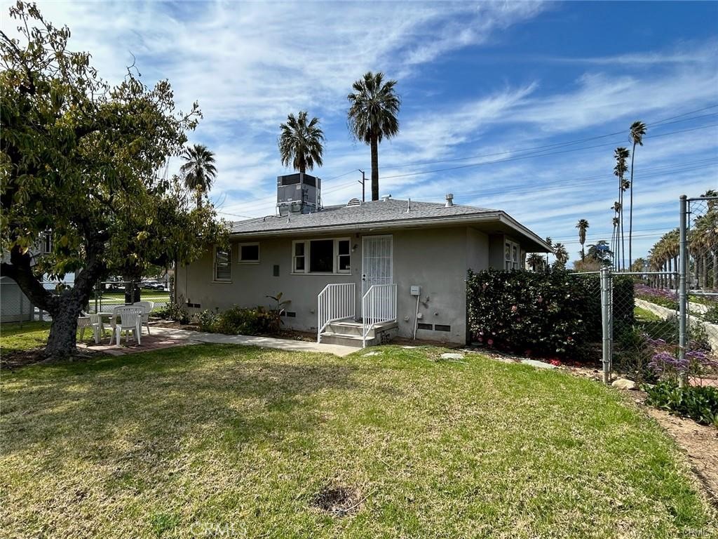 Residential Lease for rent at 696 E Cypress, Redlands CA featuring 2 beds and 1 bath