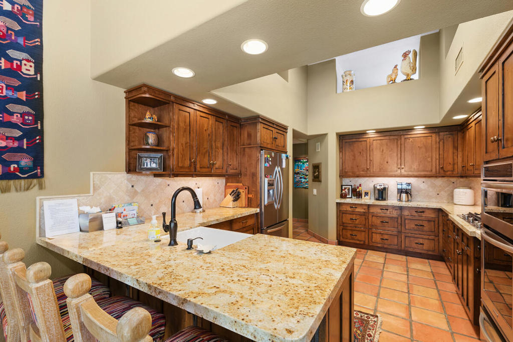 Residential Lease for rent at 76900 Avenida Fernando, La Quinta CA featuring 4 beds and 5 baths