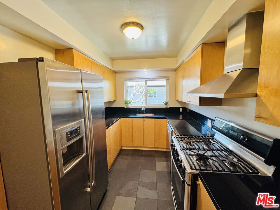 Residential for sale at 912 6th Street 8, Santa Monica CA featuring 1 bed and 1 bath