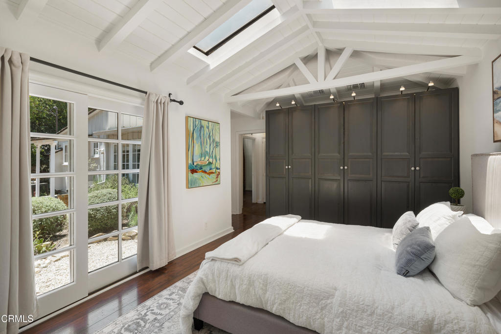 Residential Lease for rent at 4904 Hampton Road, La Canada Flintridge CA featuring 3 beds and 3 baths