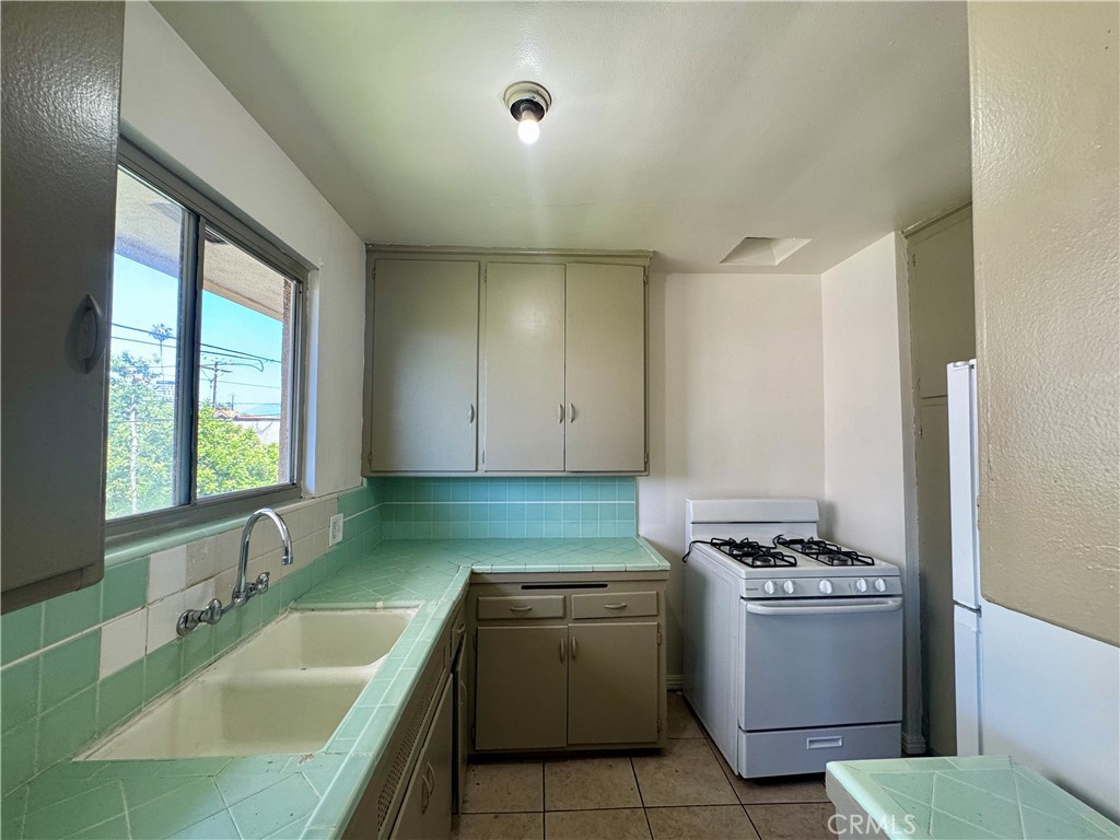 Residential Lease for rent at 516 E Lomita Avenue 14, Glendale CA featuring 1 bed and 1 bath