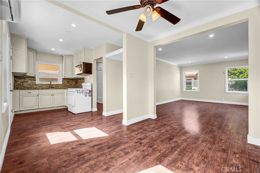 Residential Lease for rent at 4281 E Jacinto, Long Beach, Los Angeles County CA featuring 2 beds and 1 bath