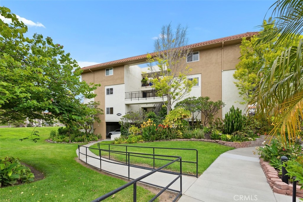 Residential Lease for rent at 2355 Via Mariposa 3H, Laguna Woods CA featuring 3 beds and 2 baths