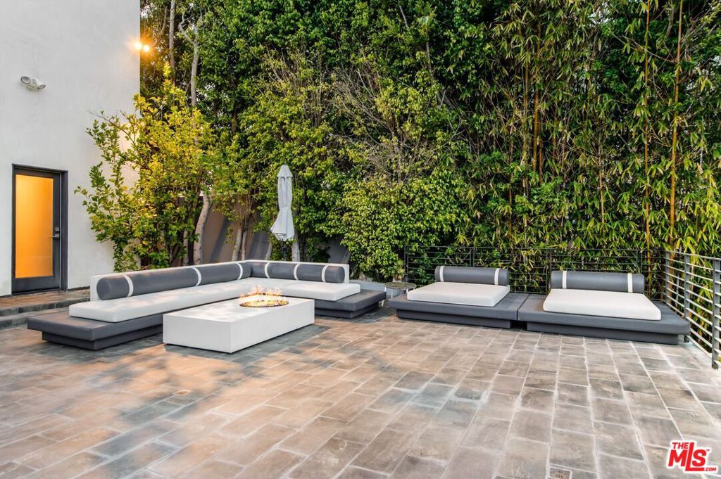 Residential Lease for rent at 11955 Pinnacle Place, Beverly Hills CA featuring 4 beds and 6 baths
