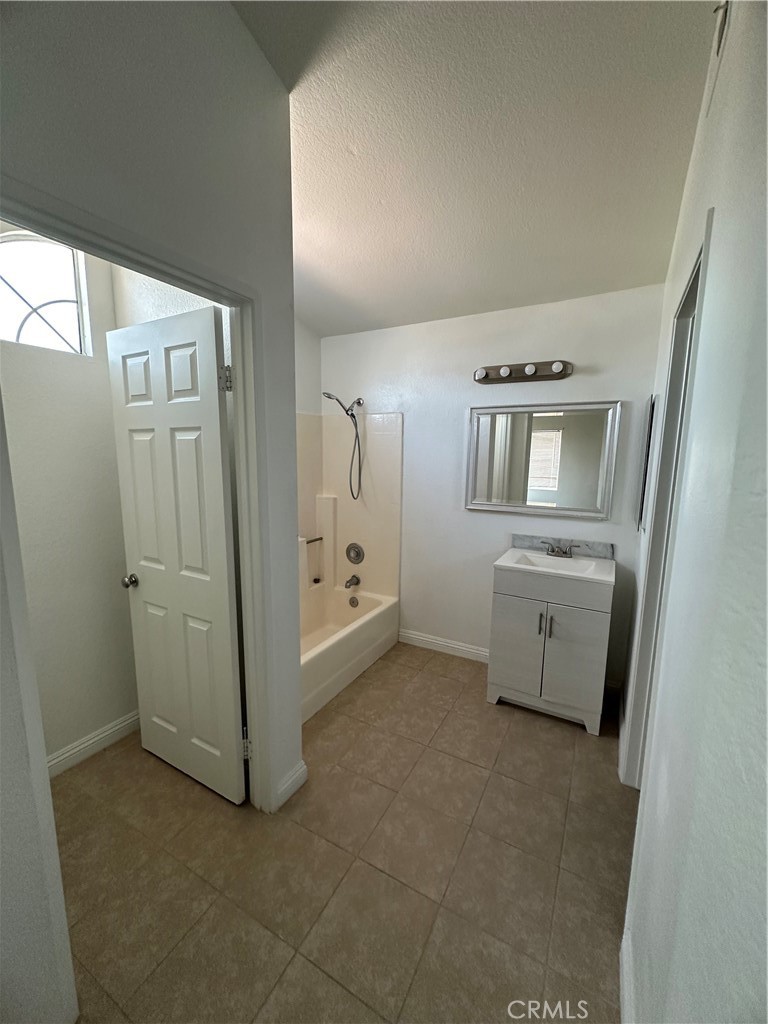 Residential Lease for rent at 39925 FALCON WAY, Murrieta, Riverside County CA featuring 3 beds and 3 baths