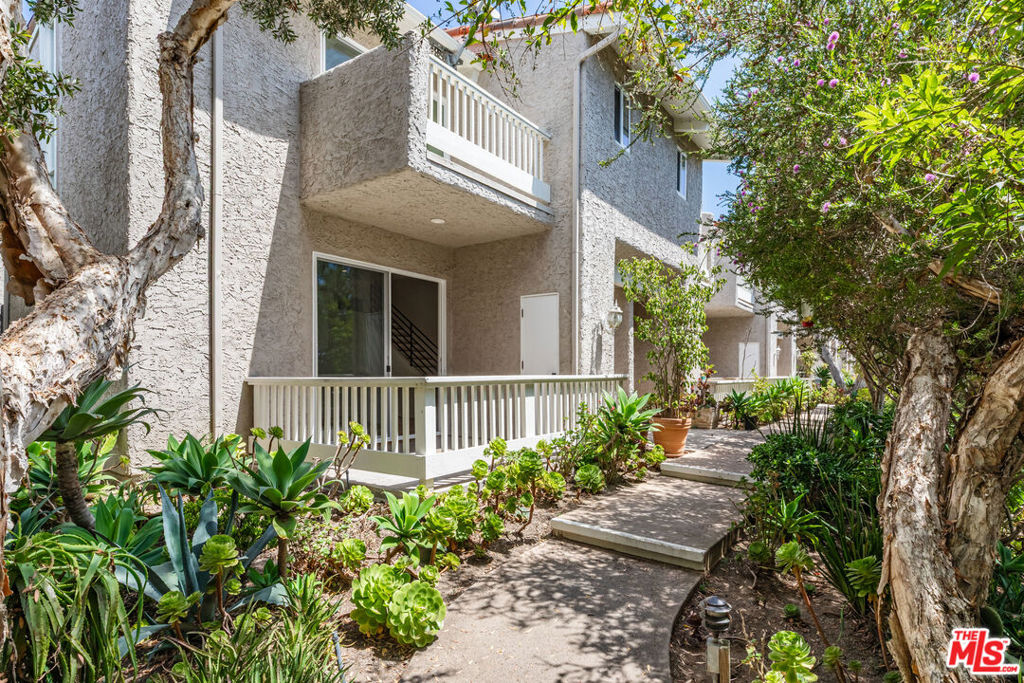 Residential Lease for rent at 28368 Rey De Copas Lane, Malibu, Los Angeles County CA featuring 2 beds and 3 baths